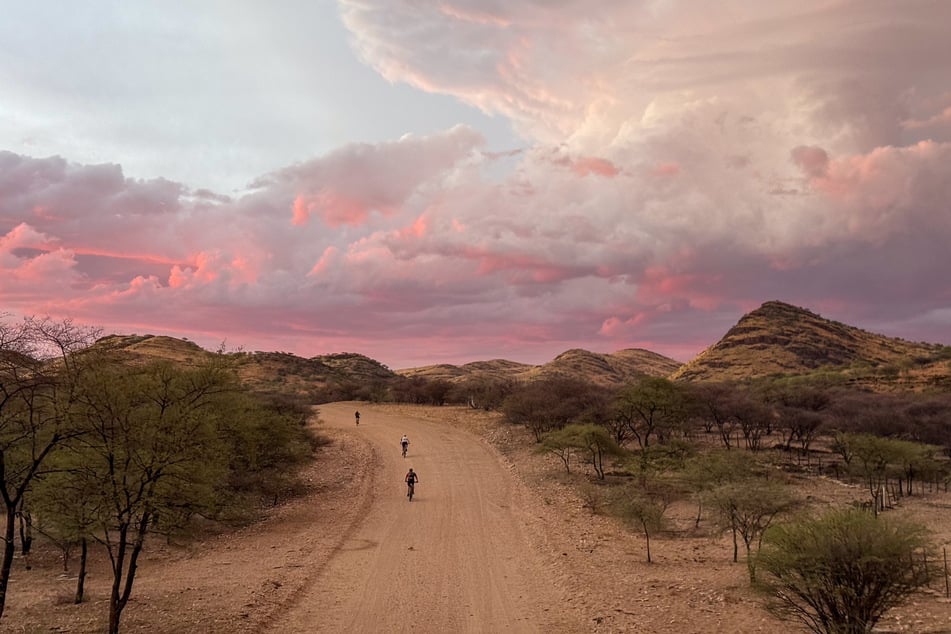 Von wegen langweilig: die Route vom Khomas Hochland in die Namib Wüste hatte viel Abwechslung zu bieten. Dank der Wolken blieb den Teilnehmern die ganz große Hitze in diesem Jahr erspart.