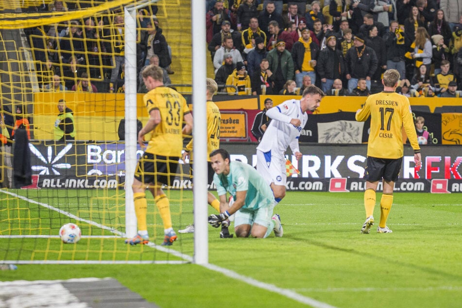 Dynamo holt den Ball nach dem 1:2 aus dem Tor.