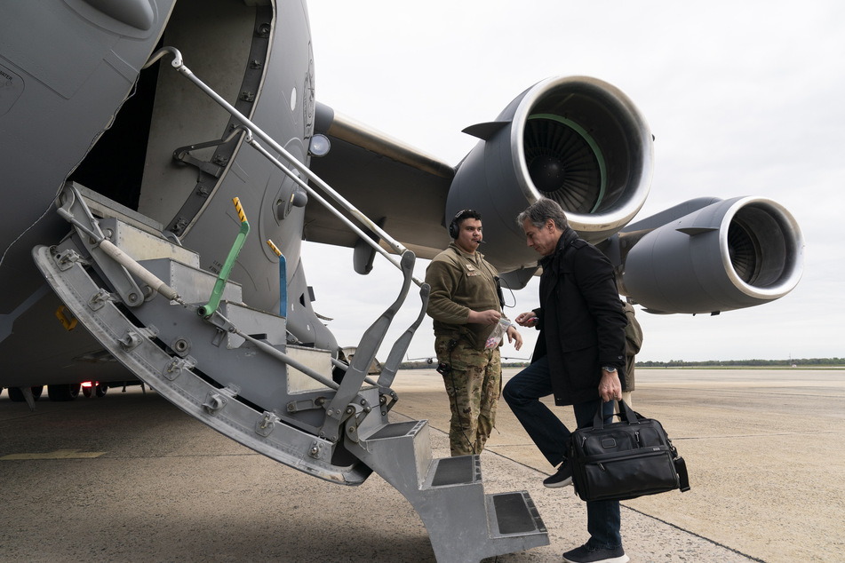 Antony Blinken (60) besteigt auf der Andrews Air Force Base ein Flugzeug zum Abflug. Außenminister Blinken und Verteidigungsminister Lloyd Austin (68) reisten am Sonntag nach Kiew, um sich dort mit Präsident Wolodymyr Selenskyj (44) zu treffen.