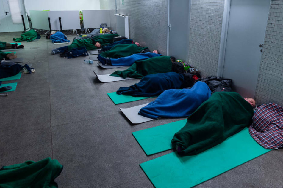 Mittlerweile wurden die Schlafmatten in der B-Ebene am Eschenheimer Tor im Zwei-Meter-Abstand ausgebreitet.