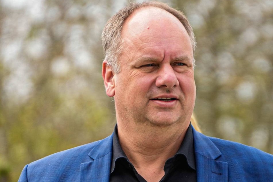 OB Dirk Hilbert (54, FDP) wollte den neuen Zuschuss im Affentempo beschließen lassen.