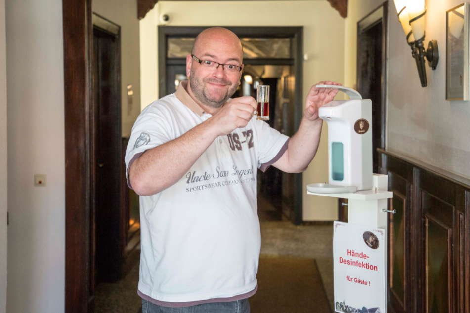 Bei Klosterhof-Chef Gerd Thorsten Maiwald (47) gibt's auch Desinfektionsmittel zum trinken.