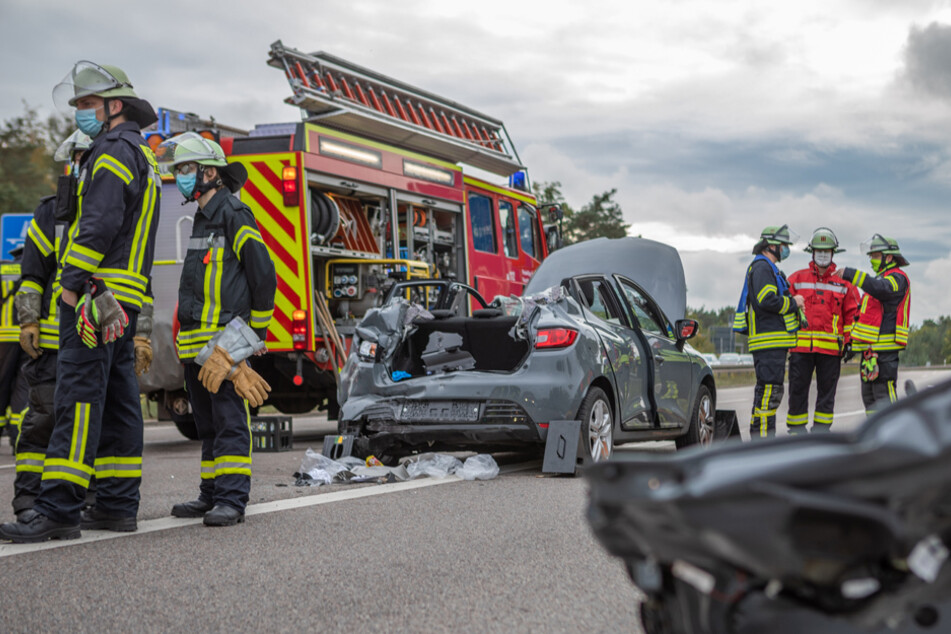 Die Frau musste mit schweren Verletzungen schonend aus ihrem Autowrack befreit werden.