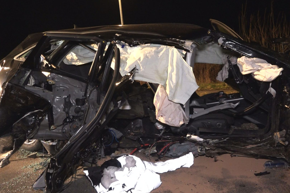 Horror-Crash gegen Baum: Mitfahrer (†24) tot, drei Schwerverletzte
