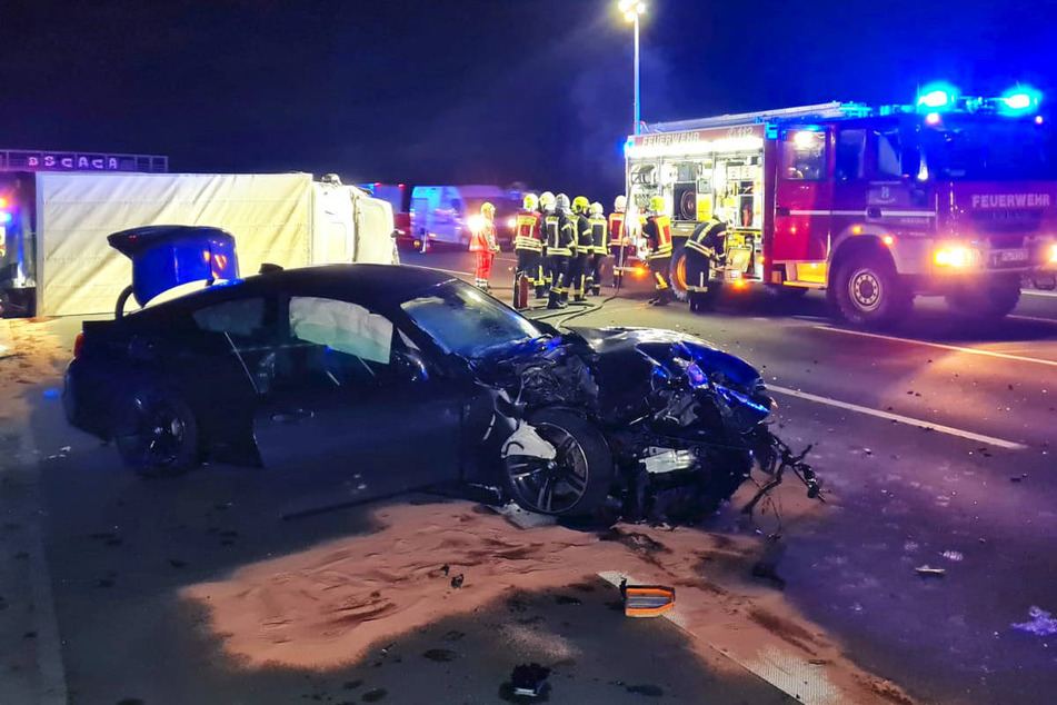 Die Front des BMWs wurde durch den Aufprall total zerstört. Beide Fahrer mussten schwer verletzt ins Krankenhaus gebracht werden.