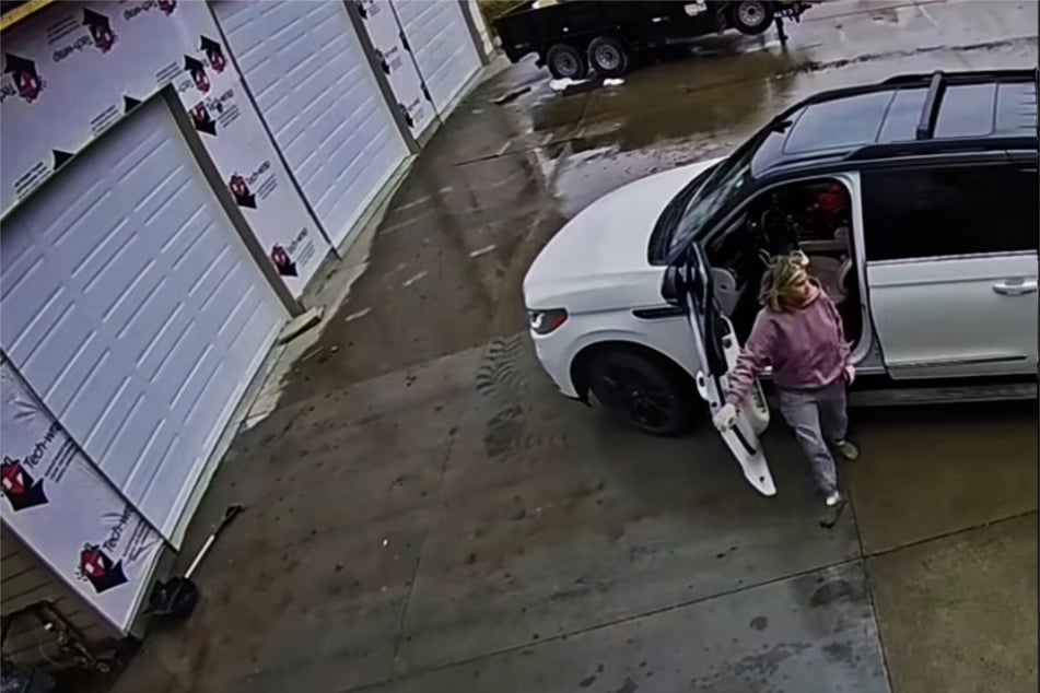 Die Mutter Whitney Morden stieg seelenruhig aus ihrem Auto ...