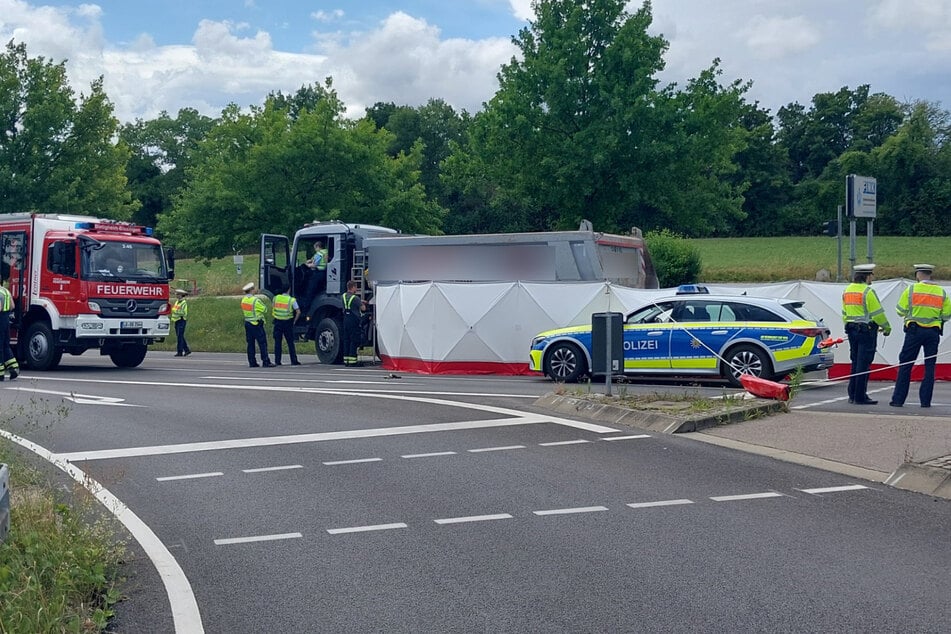 Eine Vielzahl an Einsatzkräften eilte am Montagnachmittag zum Unfallort, der sich rund 20 Kilometer von Stuttgart entfernt befindet.