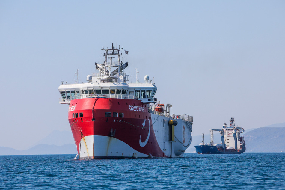 Das türkische Forschungsschiff "Oruc Reis" ankert vor der Küste Antalyas im Mittelmeer.