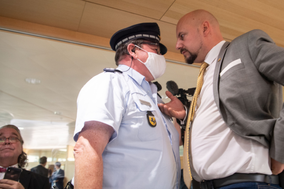Der Landtagsabgeordnete Stefan Räpple (39, rechts im Bild), der vom AfD-Landesschiedsgericht aus der Partei ausgeschlossen wurde, spricht mit einem Polizeibeamten im Plenarsaal des Landtags von Baden-Württemberg.