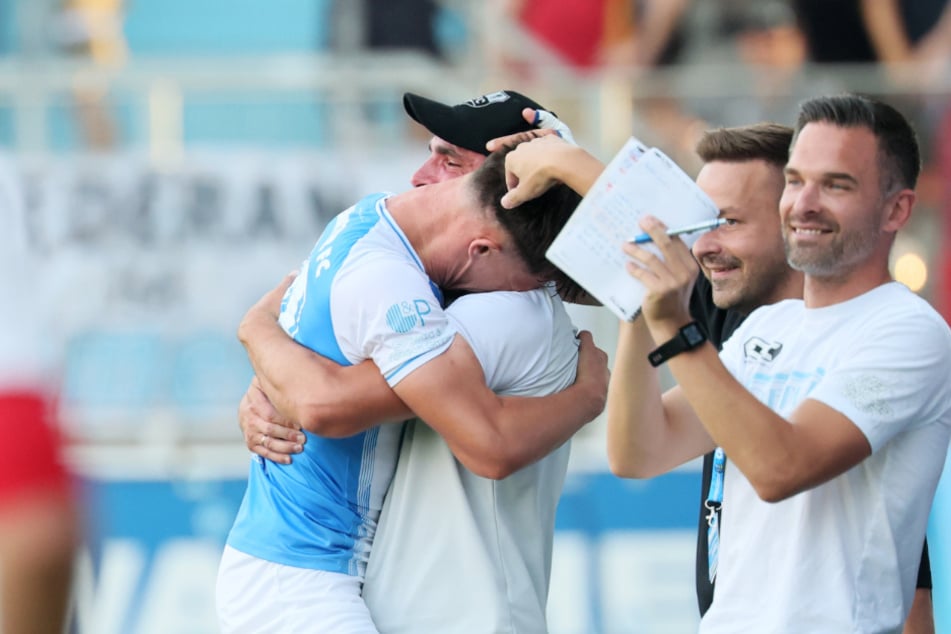 Am Tag vor dem Derby hatte ihn Co-Trainer Niklas Hoheneder (39) am Kopf getroffen. Gegen Zwickau war alles wieder gut: Jonas Marx köpfte kurz vor der Pause zum 2:0 ein und fiel Hoheneder um den Hals. Trainer Benjamin Duda (38) applaudierte.