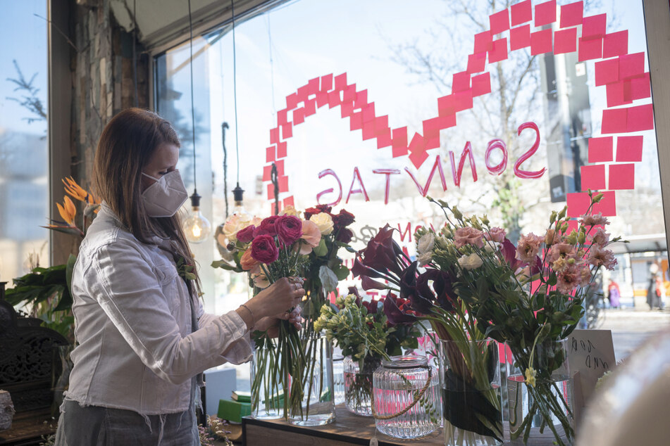 Eine Floristin bindet einen Blumenstrauß. Am 14. Februar ist Valentinstag. Singles können diesen Tag mit der Kirche begehen.