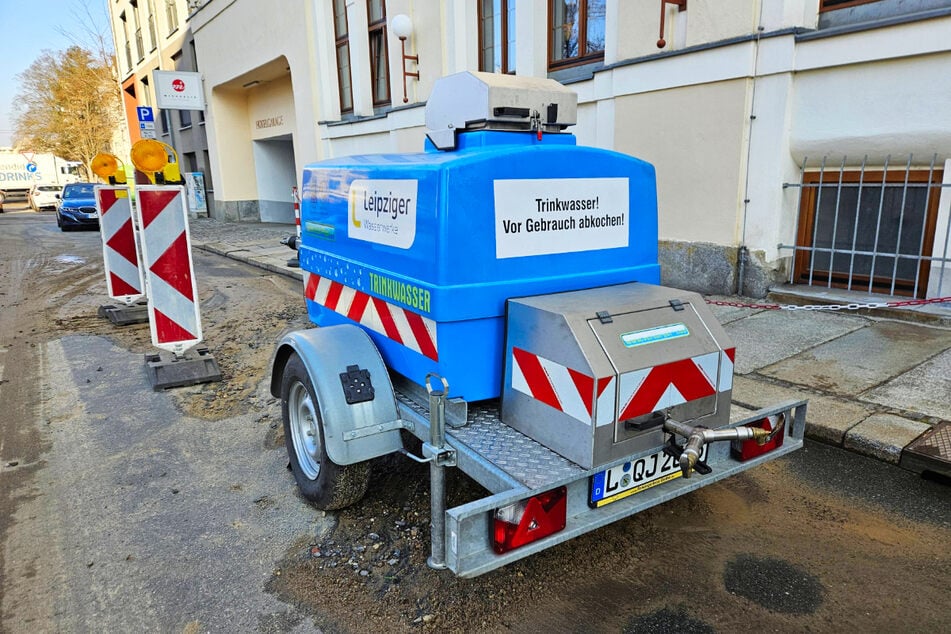 Ein Trinkwasser-Wagen stand in der Nacht bereit ...
