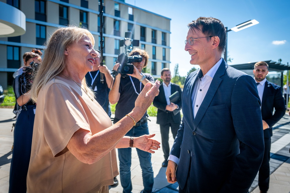 Daumen hoch vom Minister! Das Klinikum Chemnitz soll demnächst Aufgaben einer Uniklinik übernehmen.