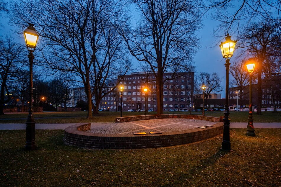 Der 18-Jährige wurde am Montagmorgen verletzt am Park der Opfer des Faschismus gefunden. (Archivbild)