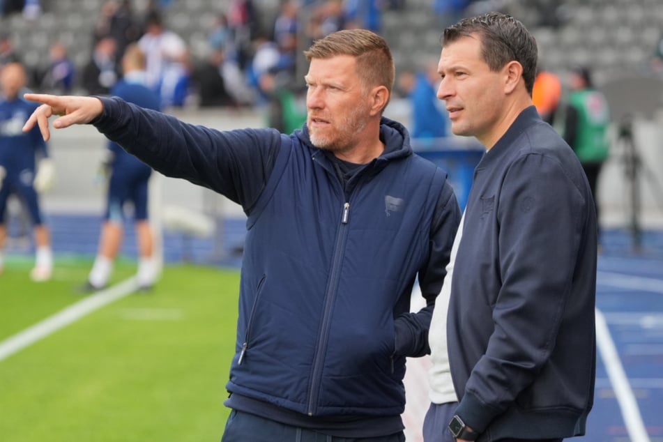 Herthas Sportdirektor Benjamin Weber (44, r.) rechnet mit einer ruhigen Transferphase.