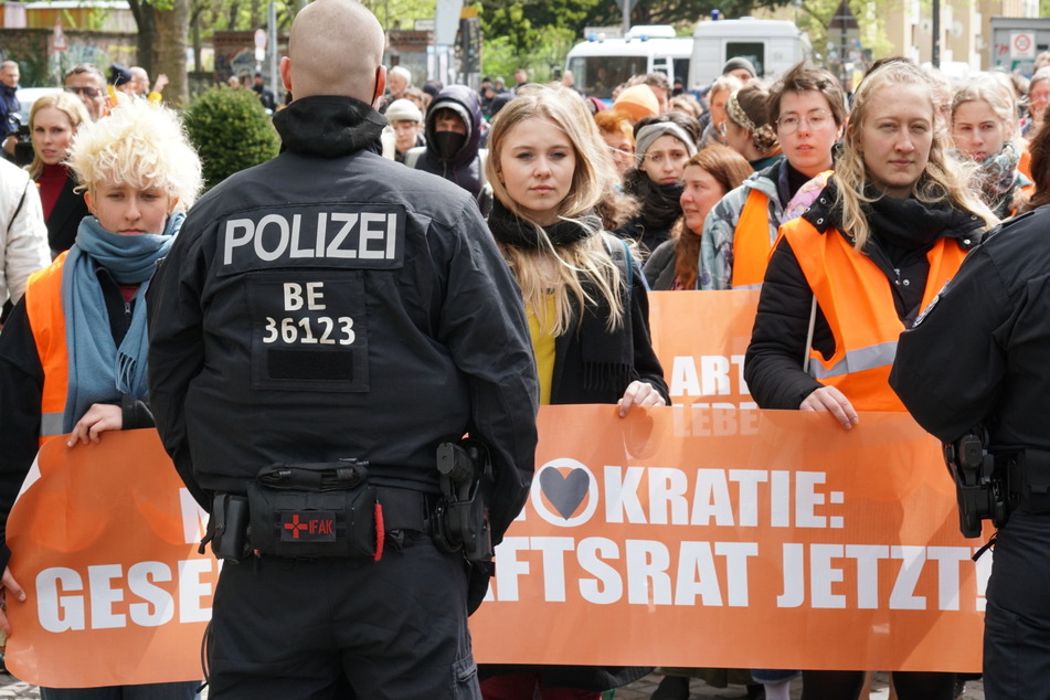 Letzte Generation blockiert wieder in Berlin: "Wegsperren gescheitert!"