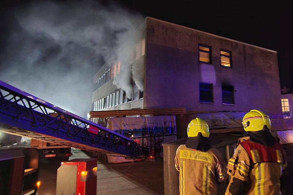 In Berlin-Neukölln musste die Feuerwehr einen Brand in einem Bürogebäude löschen.