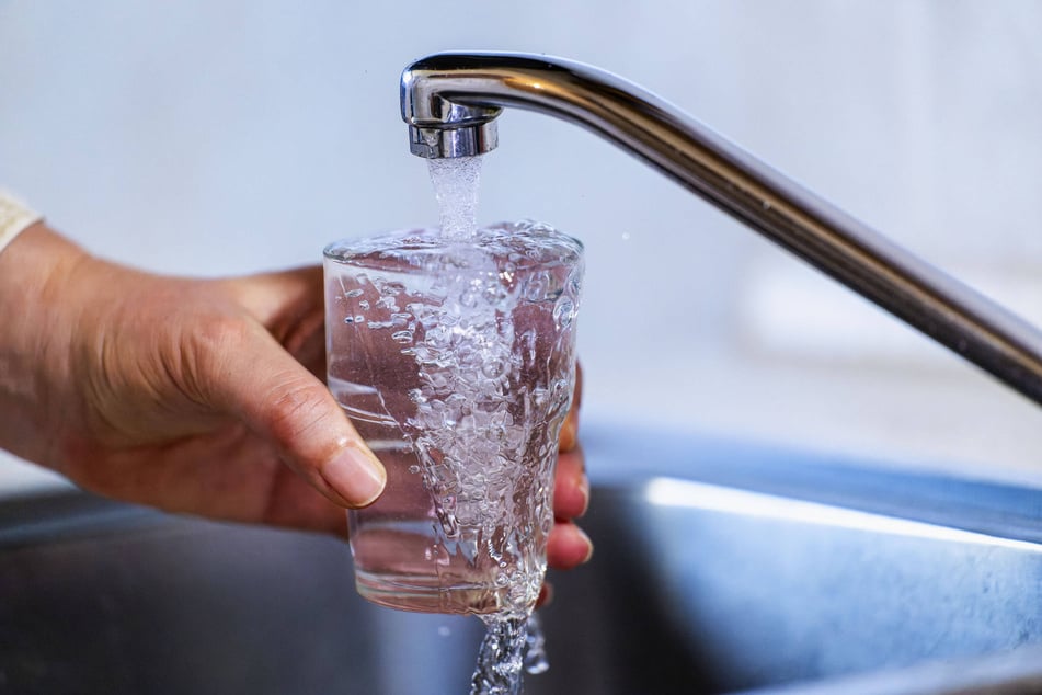 Trinkwasser kostete in Pirna 3,17 Euro pro Kubikmeter. Teurer war es 2025 nirgendwo in Sachsen. (Symbolfoto)