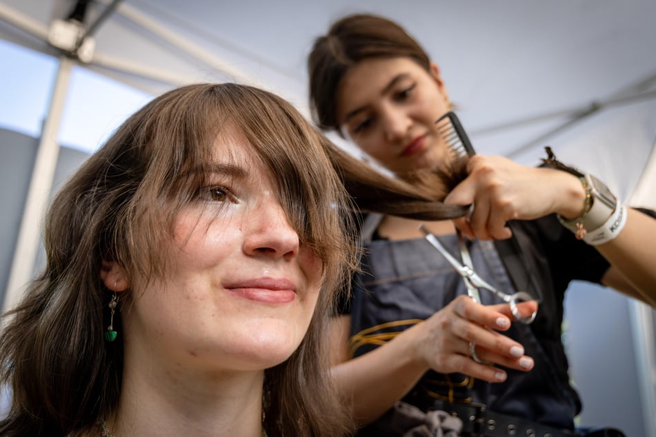 Besucherin Lilly Cserhati (20) aus Erfurt ließ sich für den guten Zweck die Haare schneiden.