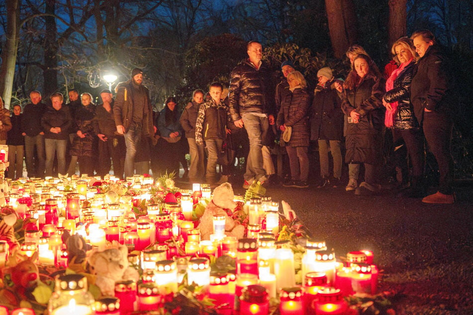 Rund 3000 Menschen haben sich am gestrigen Donnerstagabend im Aschaffenburger Park Schöntal versammelt, um der Opfer der Messerattacke zu gedenken.