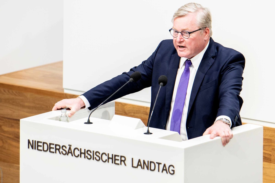 Bernd Althusmann (CDU), Wirtschaftsminister in Niedersachsen, spricht im niedersächsischen Landtag