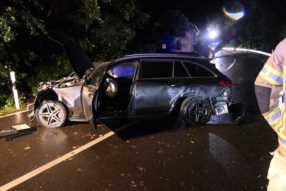 Der Mercedes wurde schwer beschädigt.