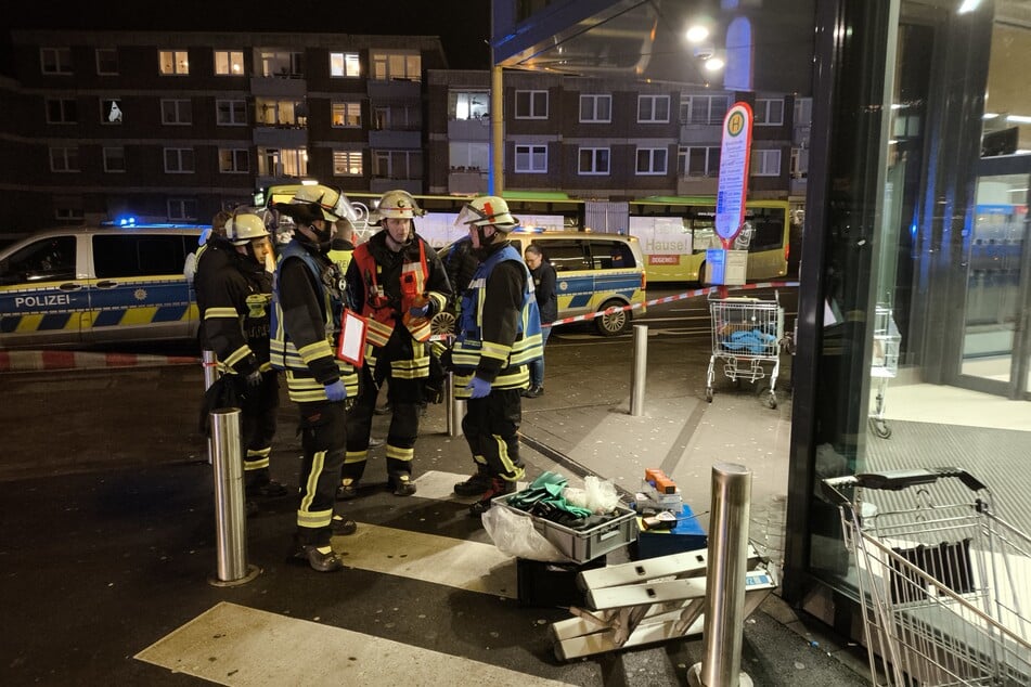 Die Feuerwehr führte Messungen in der Lidl-Filiale durch.