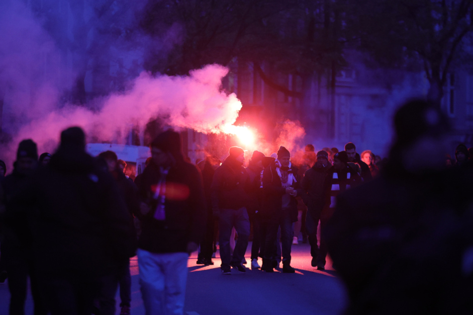 Die Anhänger des FC St. Pauli zündeten während ihres Fanmarsches zum Millerntor-Stadion ebenfalls vereinzelt Pyrotechnik, blieben sonst aber friedlich.