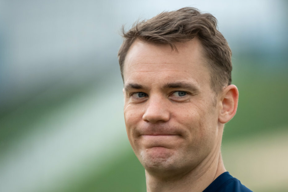 Torwart Manuel Neuer nach einer Übungseinheit des FC Bayern München auf dem Trainingsgelände.