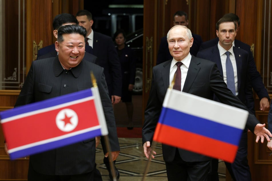 Wladimir Putin (71) und der nordkoreanische Staatschef Kim Jong Un (40) während ihres Treffens auf dem internationalen Flughafen Pjöngjang-Sunan.