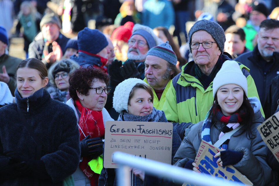 Winfried Kretschmann (75, Grüne, grüne Jacke) mischte sich unter die Demonstranten.
