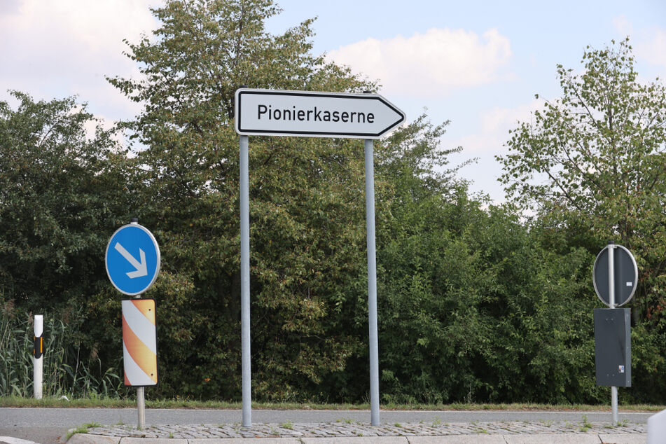 Ein Bild mit der Aufschrift Pionierkaserne steht an einer Einfahrt zur Kaserne.