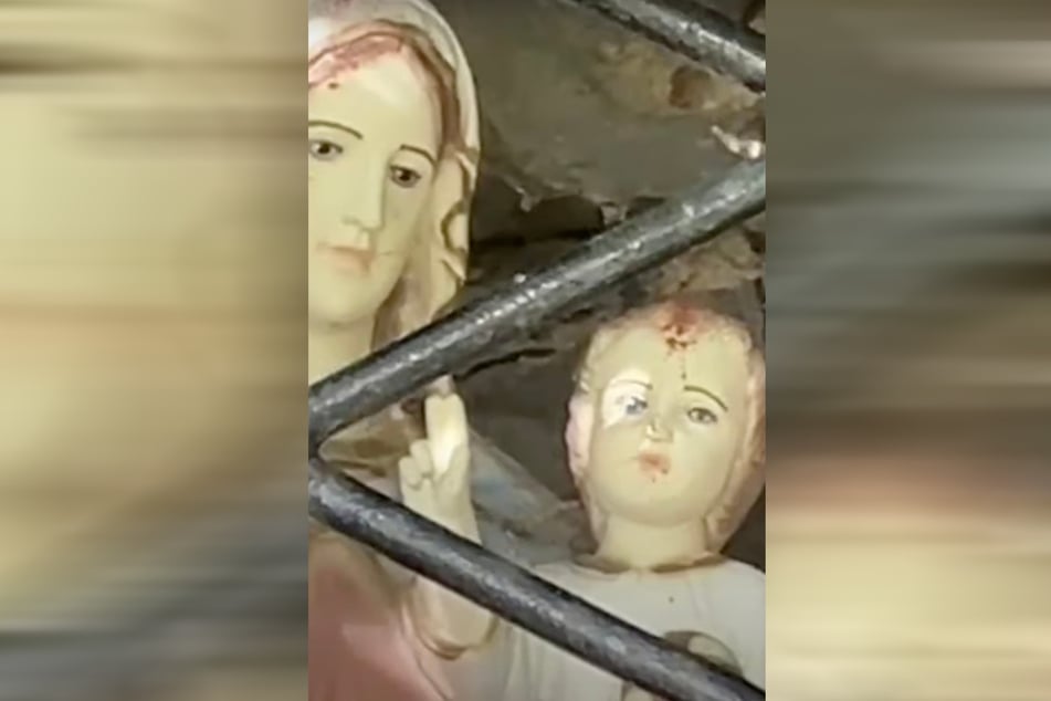 Oh Wunder! Die Figuren von Maria und ihrem Jesus-Kind zeigen zumindest blutähnliche Spuren. Das Foto zeigt "Blutspuren" auf der Stirn vom Jesus-Kind.