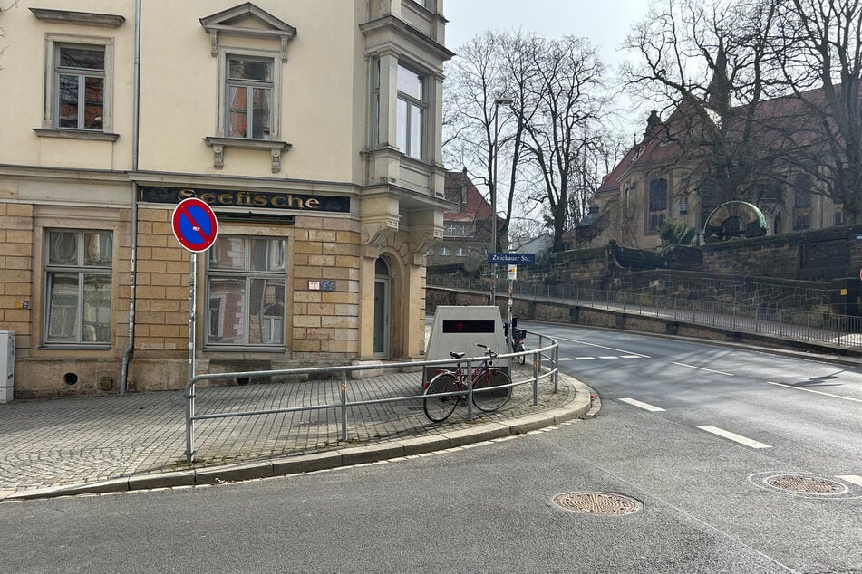 Der Blitzeranhänger befindet sich an der Einmündung zur Zwickauer Straße.