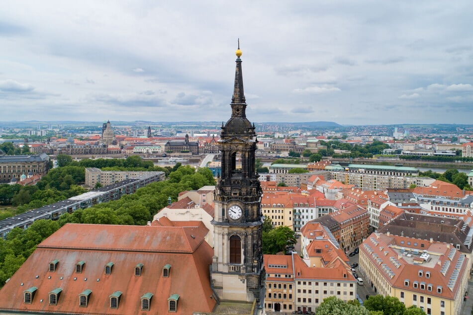 Die Dreikönigskirche befindet sich an der Hauptstraße auf der Neustädter Seite von Dresden.