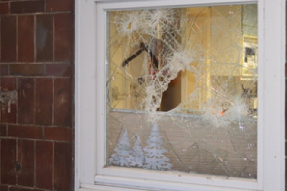 Diebesgut in Socke versteckt, dann schlafen gelegt: Polizisten wecken Einbrecher