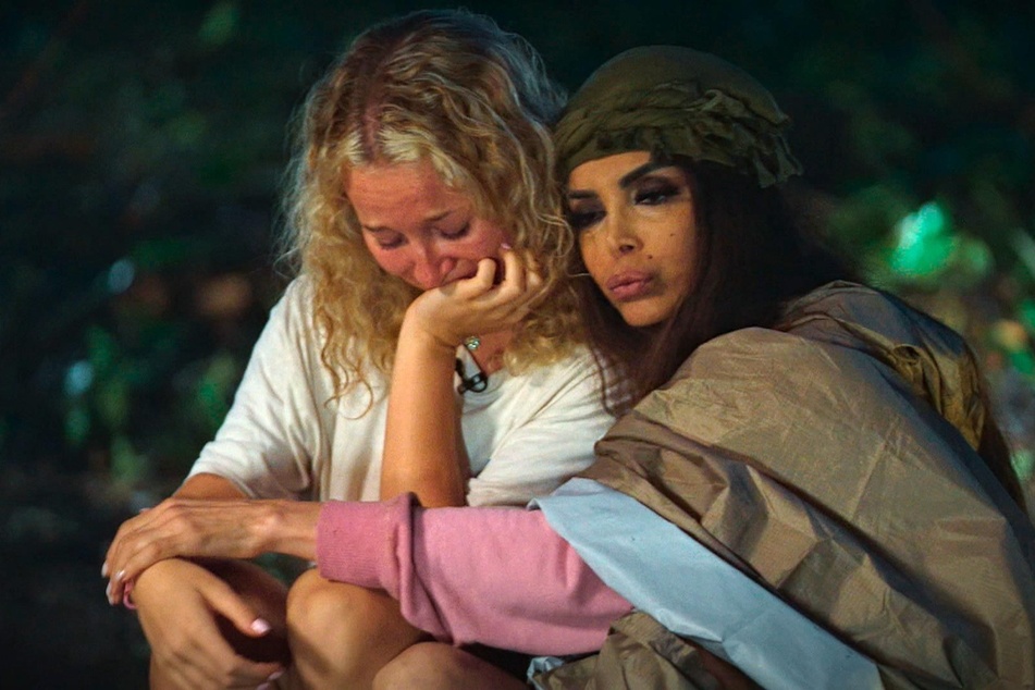 Kader Loth (53, r.) tröstet die traurige Christina.