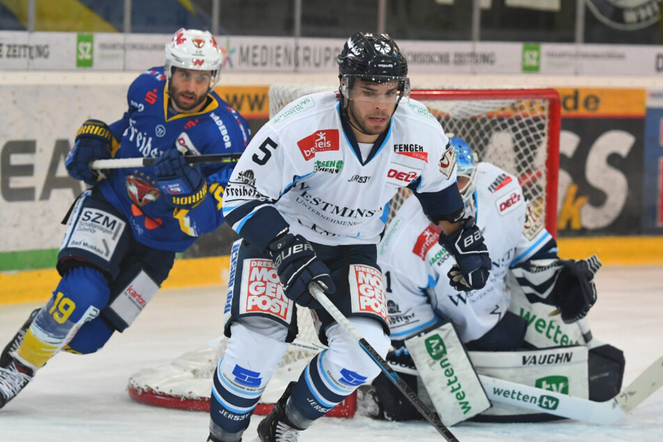Sebastian Zauner (v.) war nicht nur im Derby gegen Weißwasser zweikampfstark unterwegs.