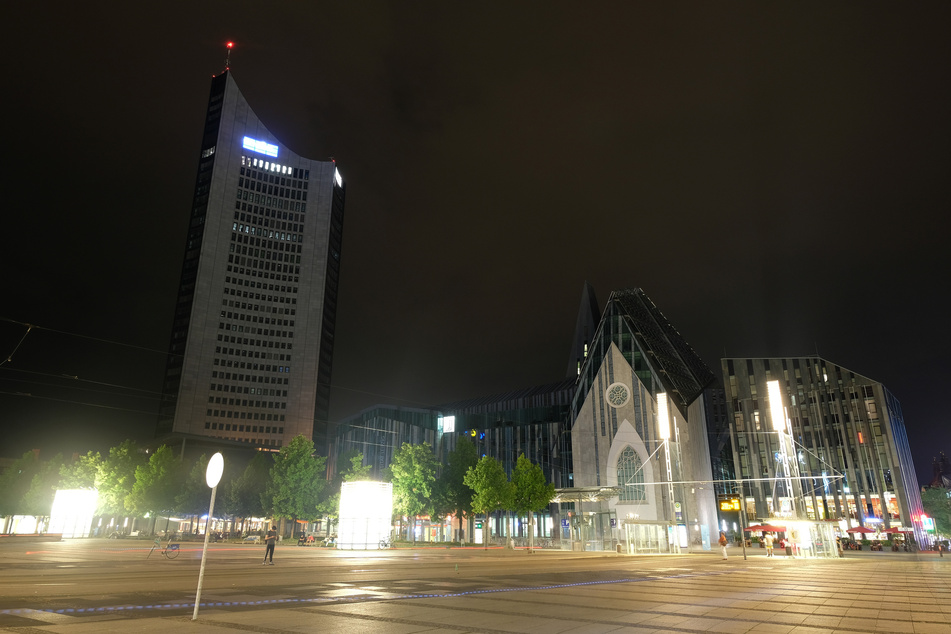 Das City-Hochhaus und das Gebäude der Leipziger Universität werden nur noch indirekt von Straßenbeleuchtung auf dem Augustusplatz erhellt.