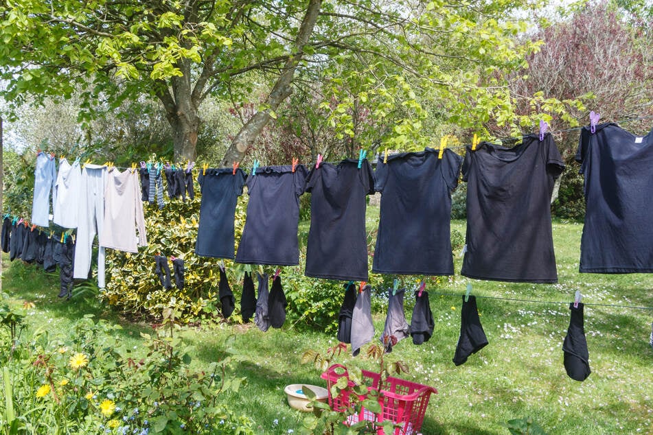 Schwarze Kleidung kann beim Trocknen in der Sonne durch UV-Strahlen ausbleichen.