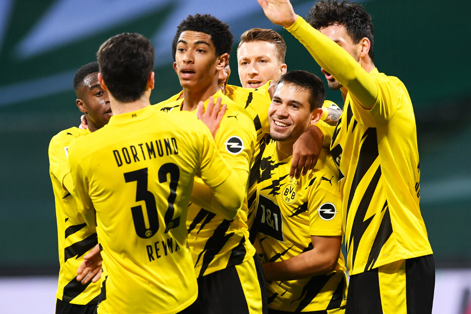 Raphael Guerreiro (27, 2.v.r.) darf im BVB-Dress regelmäßig eigene Tore bejubeln.