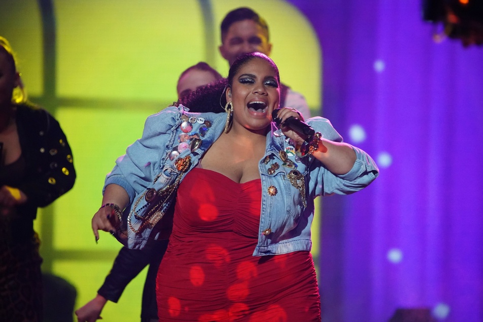 Abigail "Abi" Nova Campos (18) sang in der ersten Live-Show "I Wanna Dance with Somebody" und erntete dafür gemischte Kritik.