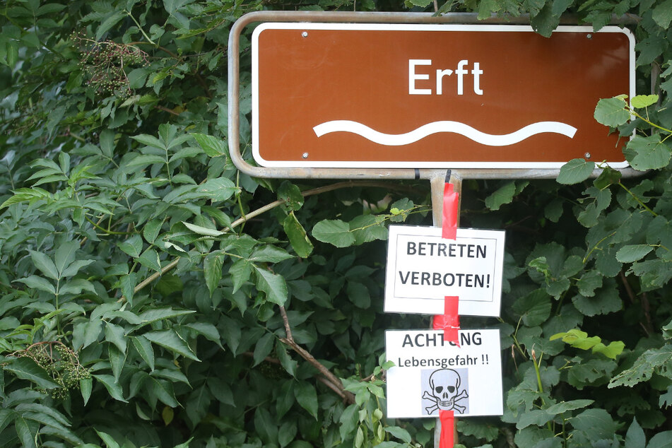 Die anhaltenden Regenfälle der vergangenen Tage ließen den Pegel der Erft erneut ansteigen. Dadurch wurde ein Vordamm in Höhe der Kiesgrube Blessem überspült.