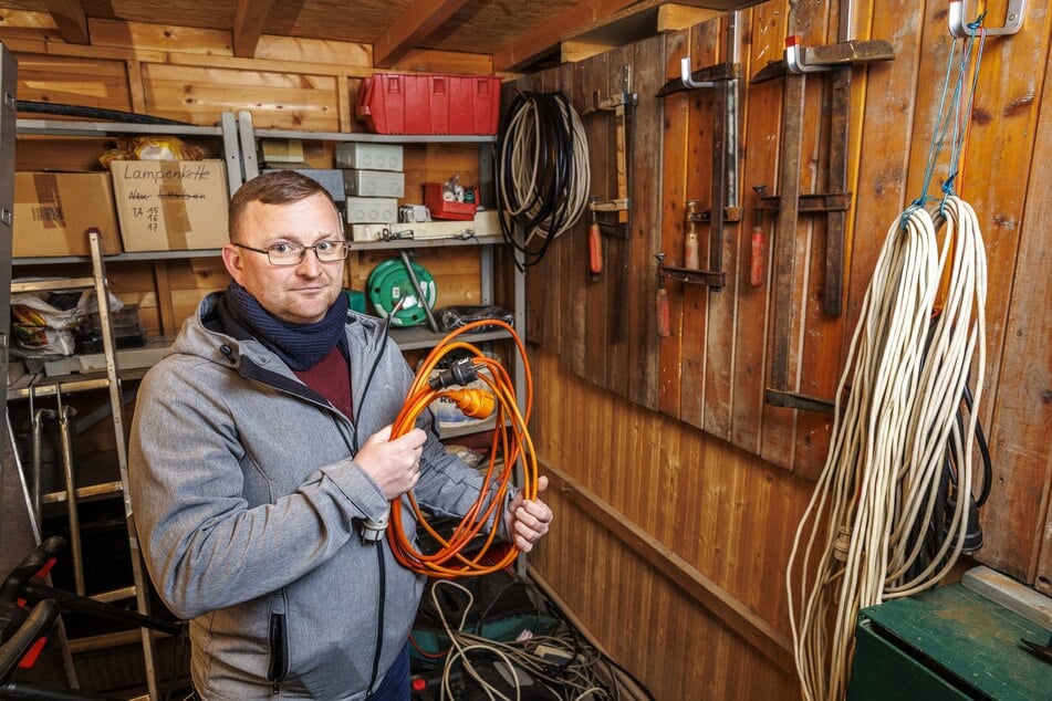 Die kurzen Kabel haben die Diebe dagelassen, rechts an den Haken hingen die Kabeltrommeln. Vereinsvorstand Karsten Heubner (41) ist sauer.