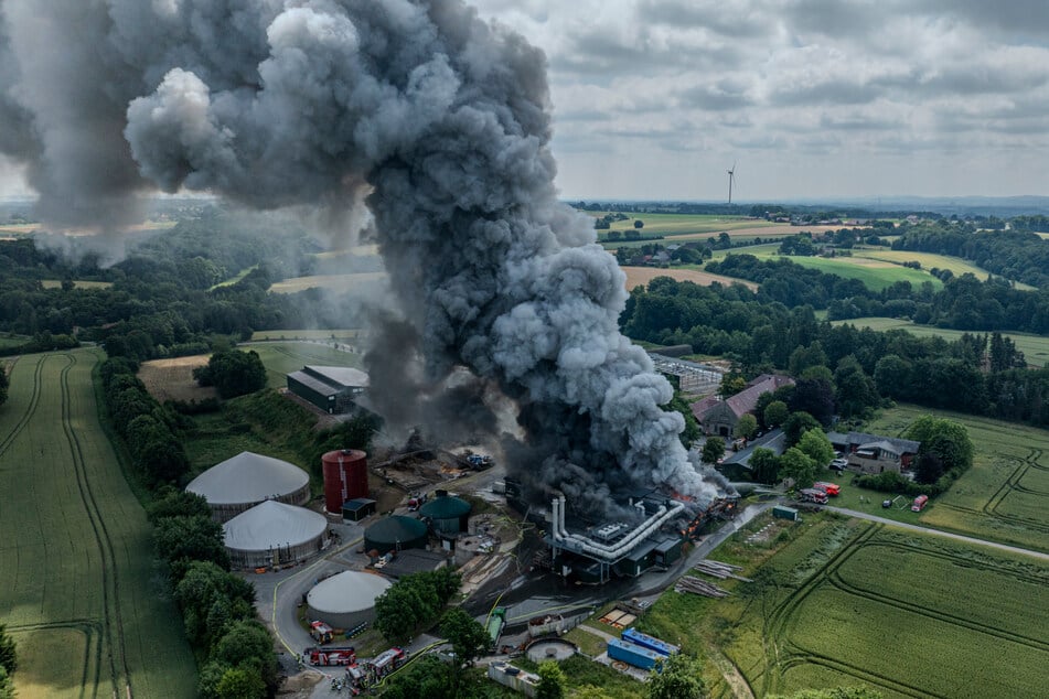 Dicke Rauchwolken steigen bei einem Großbrand in einem Kartoffelbetrieb auf.