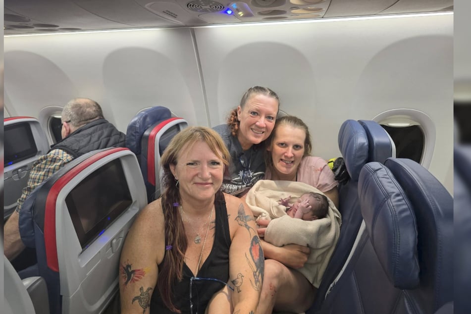 Die Rettungssanitäterinnen Kaarin Powell (l.) und Tina Fritz sind froh, dass Ashley Blair (r.) und ihre Tochter Brielle Renee die Geburt so gut überstanden haben.