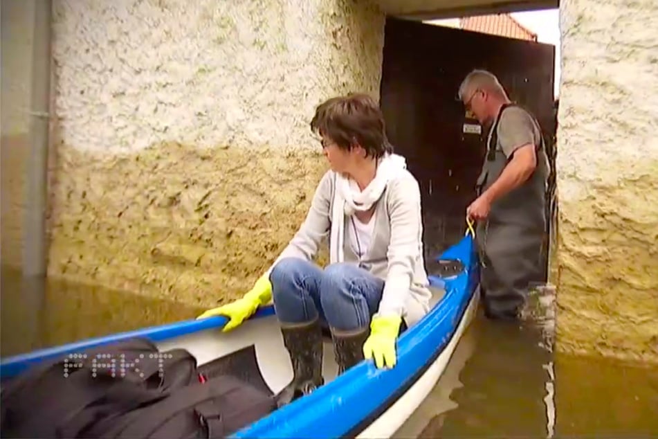 Katrin und Ralf Pfund, hier beim Hochwasser 2013, haben ihr privates Warnsystem entwickelt. Das Boot steht im Notfall immer bereit.