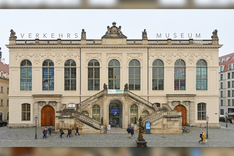 Das Verkehrsmuseum hat wieder einen Schriftzug auf dem Dach.