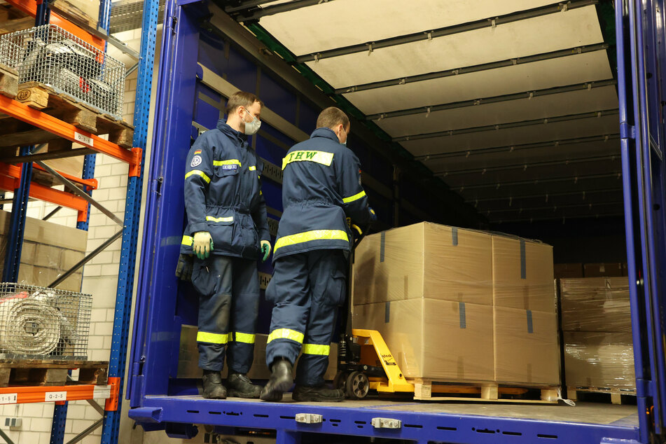 Das Technische Hilfswerk (THW) bringt Hilfsmittel zu einer Sammelstelle in Polen.