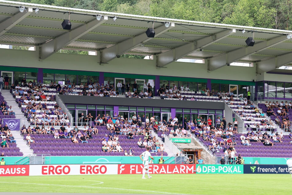 Auf der Haupttribüne ist nicht viel Platz. Die Presseplätze (nicht im Bild) befinden sich links der VIP-Plätze.